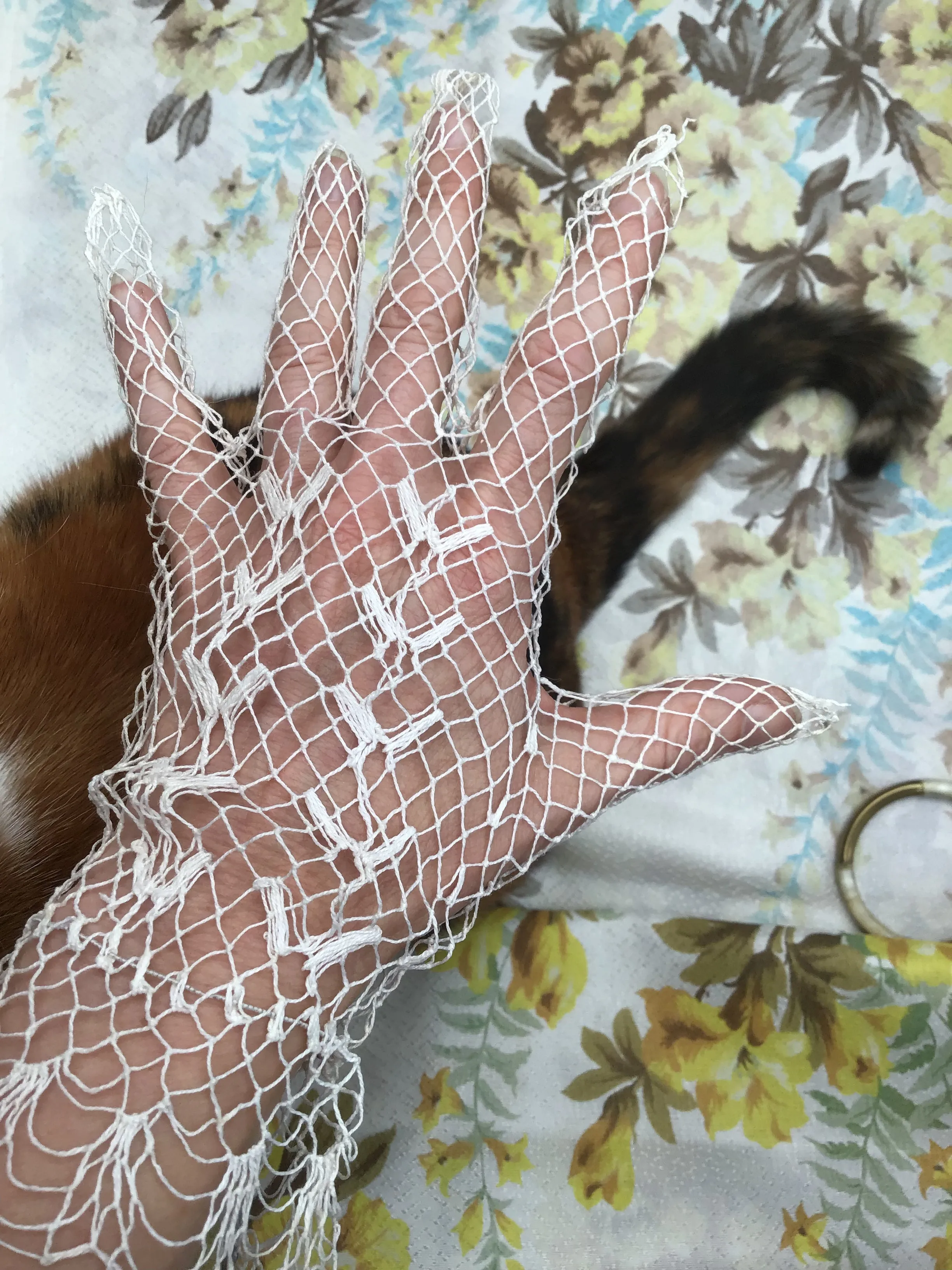 1900s Vintage Edwardian White Fish Net Lacey Gloves